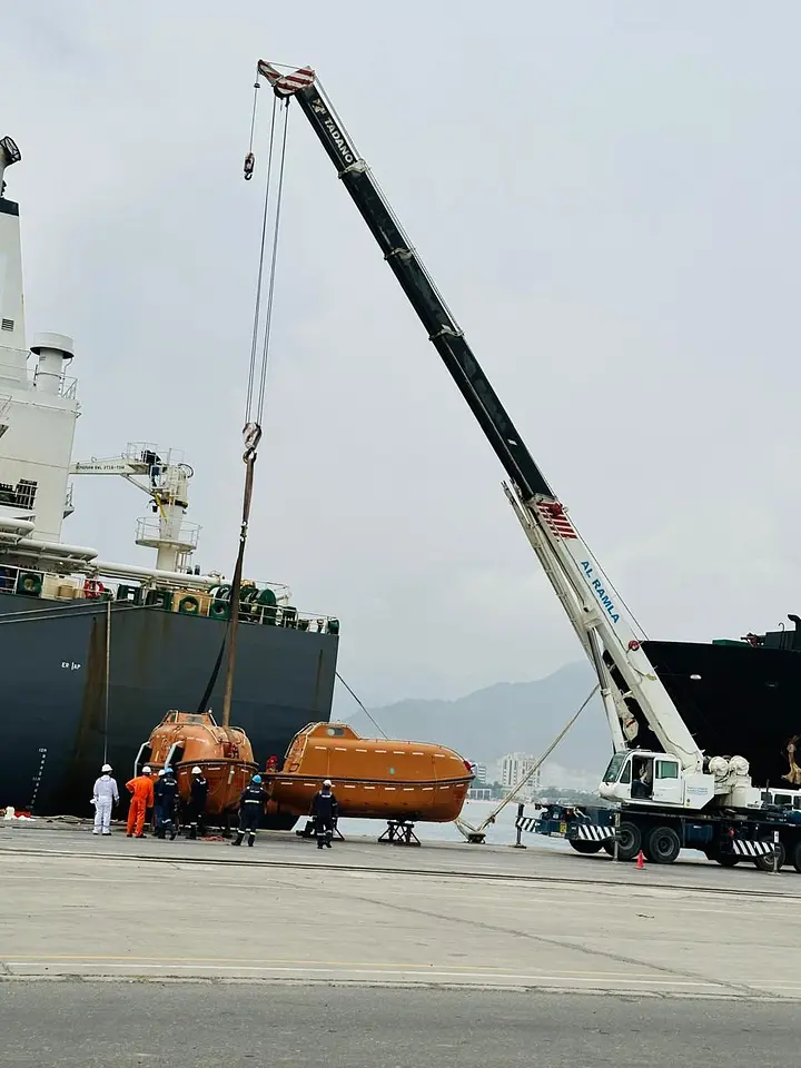 Lifeboat Lowering Operation – Khorfakkan Port, photo 2