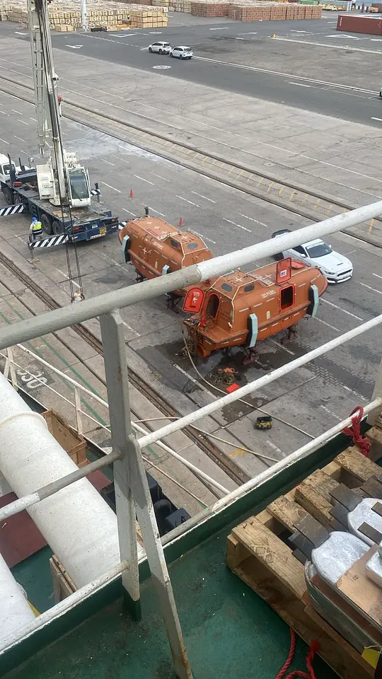 Lifeboat Lowering Operation – Khorfakkan Port, photo 3