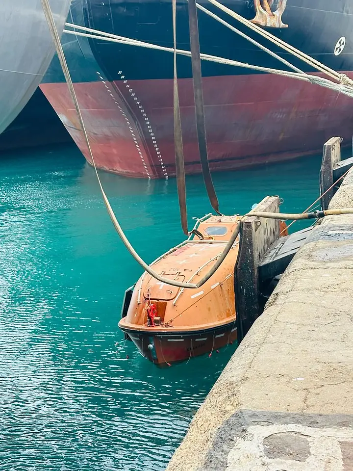 Lifeboat Lowering Operation – Khorfakkan Port, photo 5