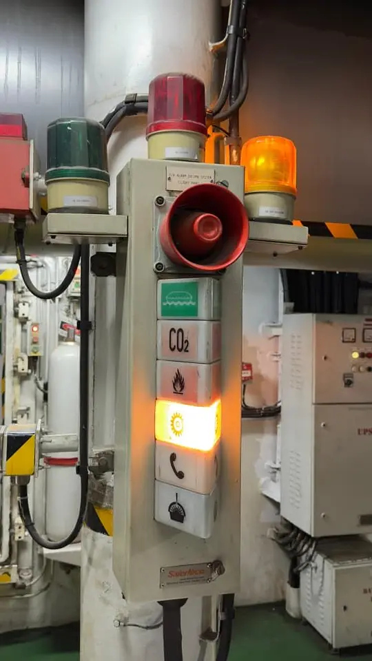 Signal Light Column Installation & Overhaul – Khalifa Port, Abu Dhabi, photo 3