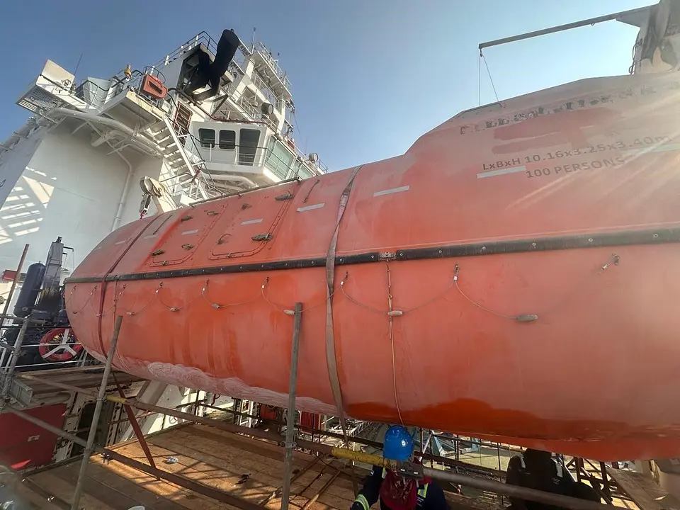 Lifeboat Polishing – Khalifa Port, Abu Dhabi, photo 2