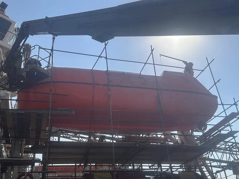 Lifeboat Polishing – Khalifa Port, Abu Dhabi, photo 3