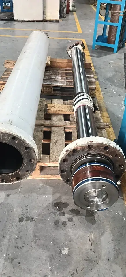 Provisions Crane Luffing & Knuckle Cylinder Overhaul – Hamriyah Port, photo 6