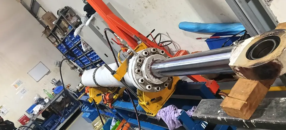 Provisions Crane Luffing & Knuckle Cylinder Overhaul – Hamriyah Port, photo 10