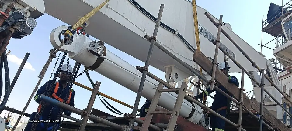 Provisions Crane Luffing & Knuckle Cylinder Overhaul – Hamriyah Port, photo 17
