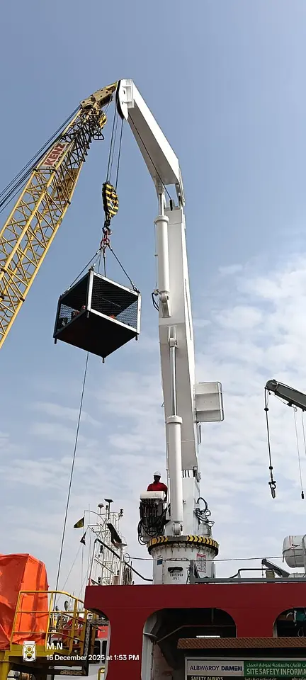 Provisions Crane Luffing & Knuckle Cylinder Overhaul – Hamriyah Port, photo 18