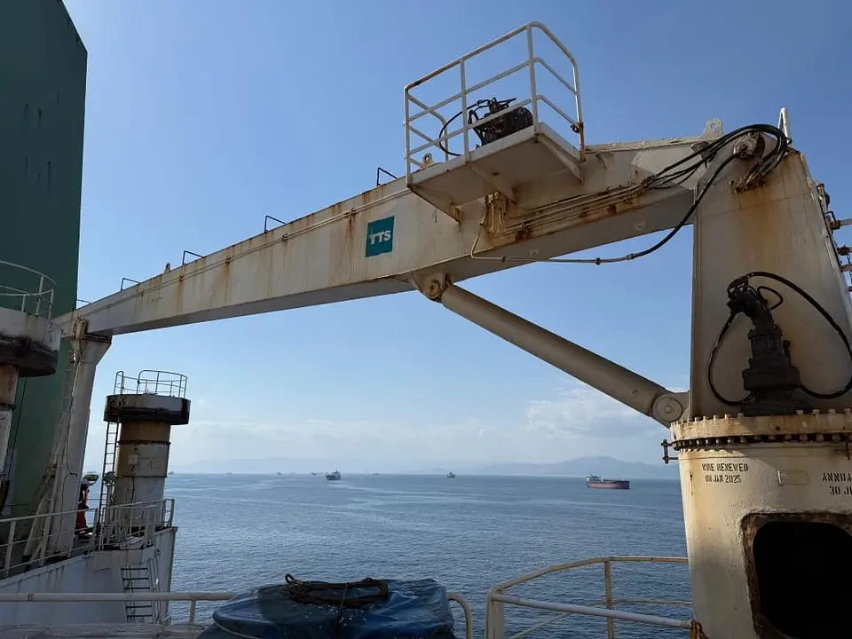 Provision Crane Fault Rectification – Fujairah Anchorage, photo 4