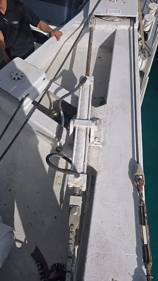 Yacht Deck Crane Direction Control Valve Overhaul – Yas Island, photo 4