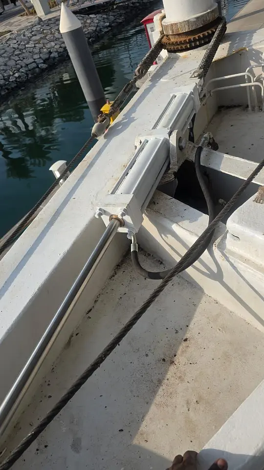 Yacht Deck Crane Direction Control Valve Overhaul – Yas Island, photo 5