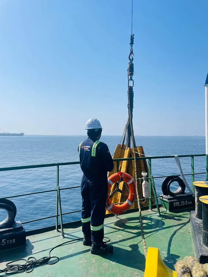 Crane Load Test on a Bunkering Vessel – Fujairah Anchorage, photo 3