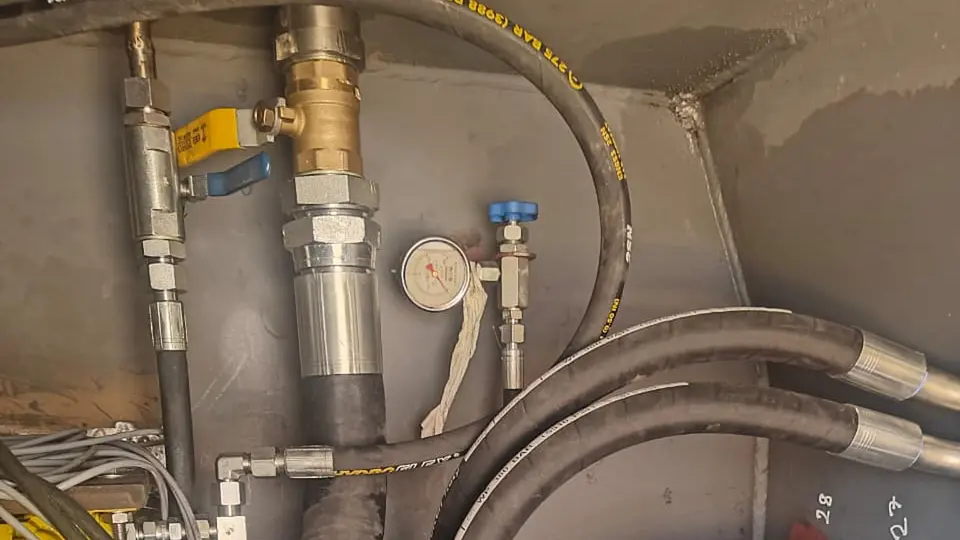 Hydraulic Hose Renewal on a 35-Ton Crane – Dubai Drydocks, photo 1