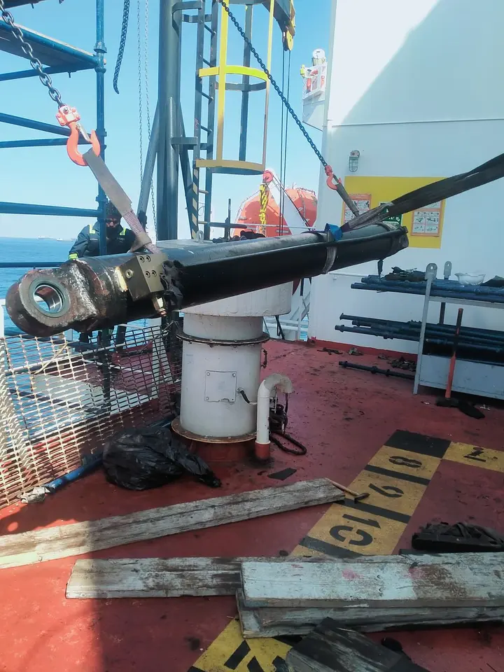 Port provision crane jib Hydraulic cylinder servicing and greasing line hose and fittings change @ Khorfakkan Anchorage, photo 1