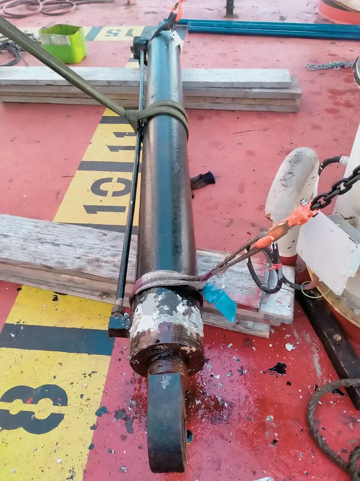 Port provision crane jib Hydraulic cylinder servicing and greasing line hose and fittings change @ Khorfakkan Anchorage, photo 9