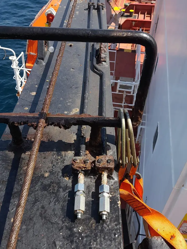 Port provision crane jib Hydraulic cylinder servicing and greasing line hose and fittings change @ Khorfakkan Anchorage, photo 3