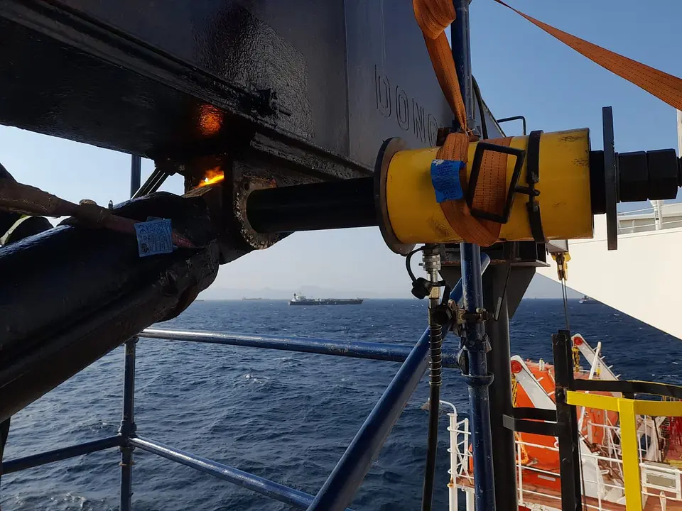 Port provision crane jib Hydraulic cylinder servicing and greasing line hose and fittings change @ Khorfakkan Anchorage, photo 17