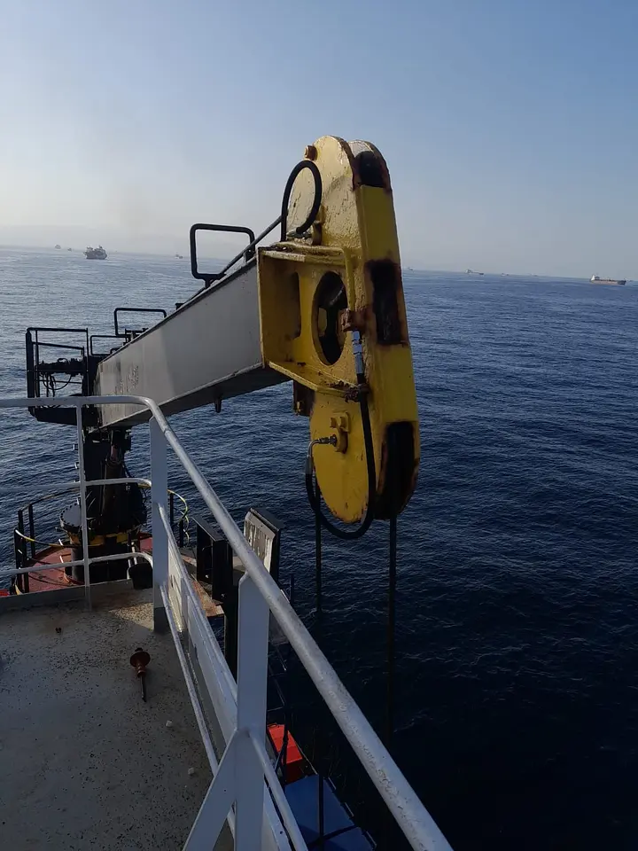 Port provision crane jib Hydraulic cylinder servicing and greasing line hose and fittings change @ Khorfakkan Anchorage, photo 18