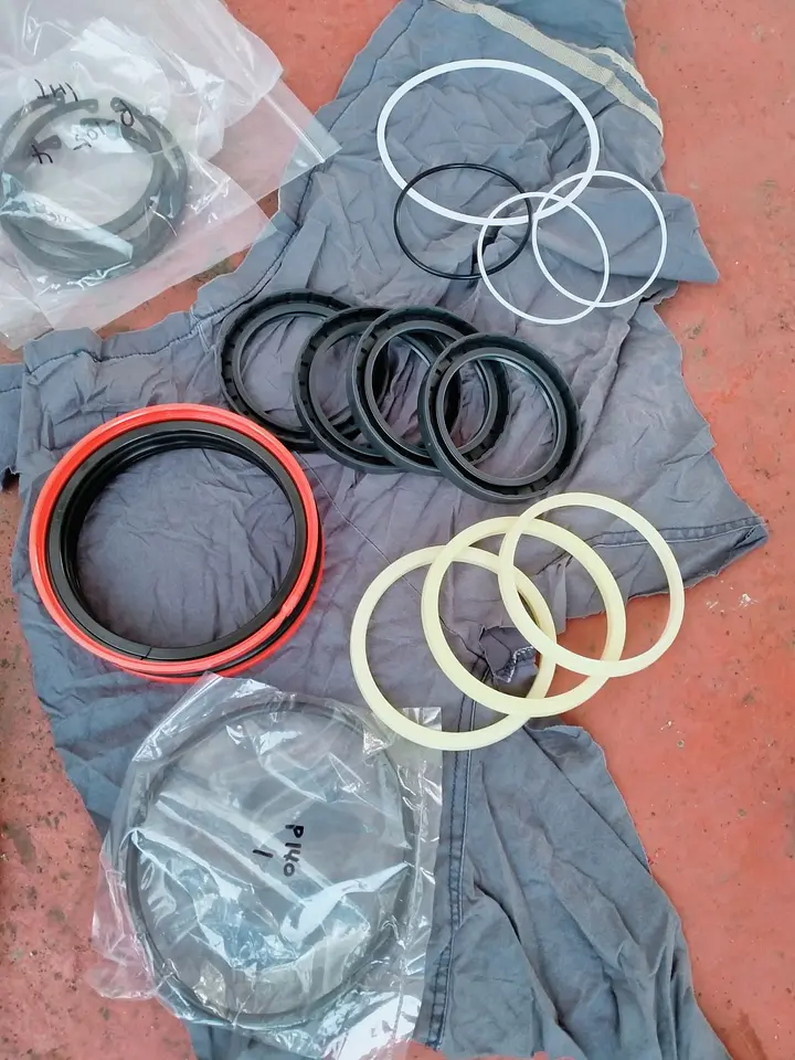 Port provision crane jib Hydraulic cylinder servicing and greasing line hose and fittings change @ Khorfakkan Anchorage, photo 14