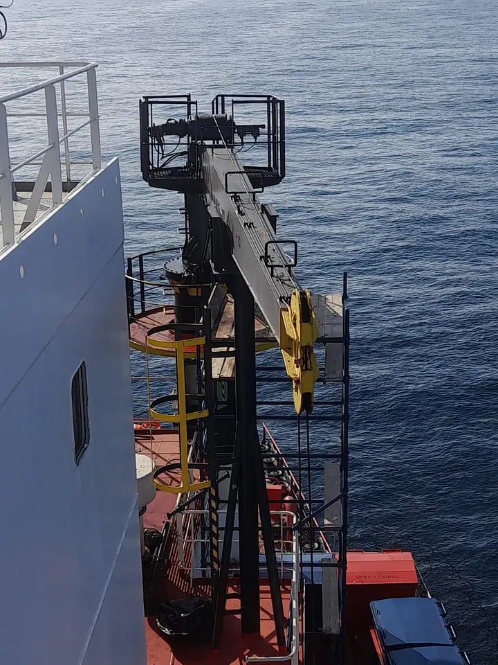 Port provision crane jib Hydraulic cylinder servicing and greasing line hose and fittings change @ Khorfakkan Anchorage, photo 15
